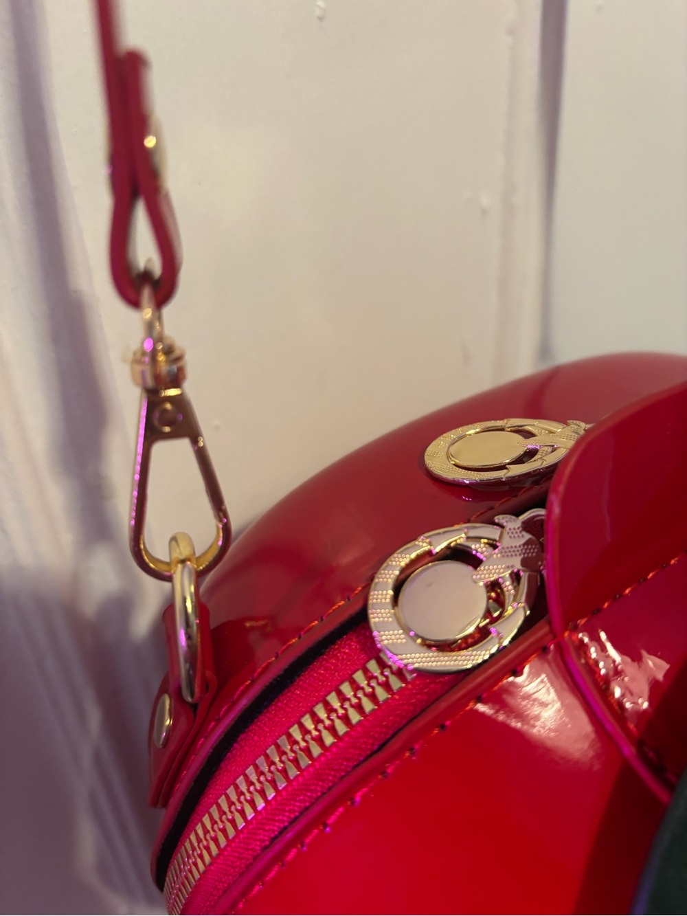 Red Apple Crossbody Bag with Green Leaf Accent NWOT - Picture 4 of 6